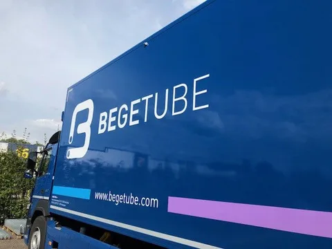 Vrachtwagen met vlootbelettering voor Begetube