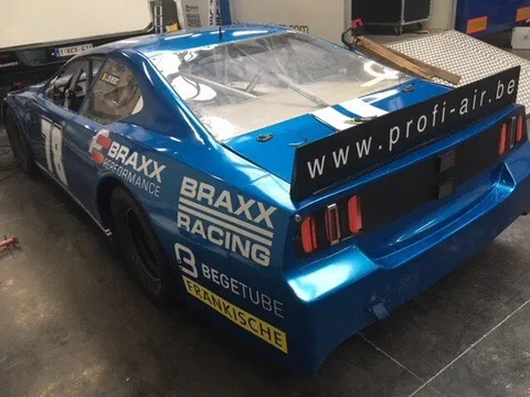 Racewagen van Braxx Racing Team met NASCAR-stijl belettering