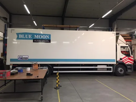 Bedrijfswagen met belettering voor Blue Moon Aartselaar