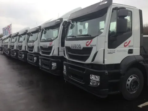 Iveco Stralis trekker met bpost vlootbelettering