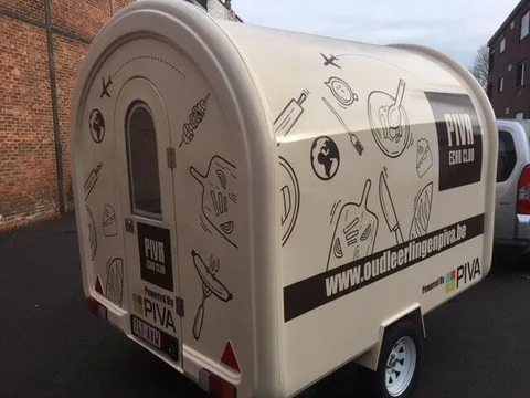 Foodtruck met belettering voor Piva in Antwerpen