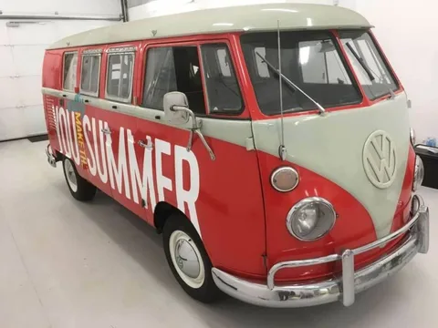 Q-Music promotievoertuig met full colour carwrap