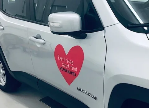 Jeep Renegade promowagen met belettering voor vtwonen/VTM