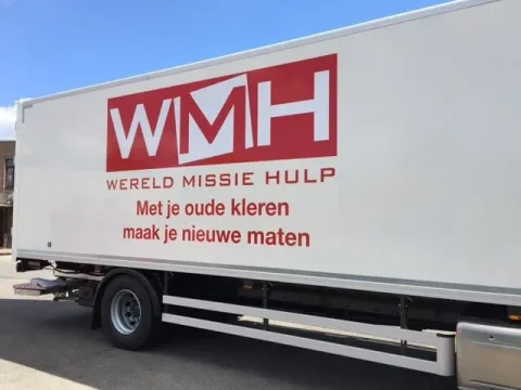 Vrachtwagen met full colour belettering voor Wereld Missie Hulp